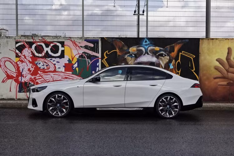 Ngài Chủ tịch của BMW tiếp tục nhấn mạnh rằng Neue Klasse, dự kiến sẽ được đưa vào sản xuất vào năm 2025. Oliver Zipse cho biết “nó không chỉ là một chiếc xe gắn mác BMW mà còn là “một thế hệ sản phẩm hoàn toàn mới”. 6 mẫu xe Neue Klasse sẽ được ra mắt trong vòng 24 tháng bao gồm cả dòng sedan và crossover.