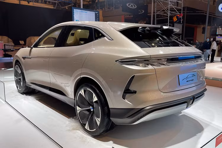 Tiếp đến, thương hiệu xe liên doanh giữa BYD với Daimler còn chính thức bổ sung nắp đậy cho khu vực đèn sương mù ở cả 2 bên và sử dụng chất liệu pha lê đen để tạo hiệu ứng hình ảnh hài hòa hơn cho phần thiết kế đầu xe. Bên sườn xe, Denza N7 có một mâm 5 chấu đơn vác mỏng, sơn 2 màu tương phản.
