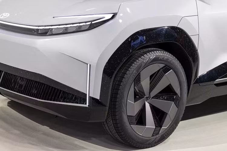 "Toyota hiện đang thống trị phân khúc SUV cỡ B với mẫu xe hybrid điện hóa Yaris Cross. Đây là mẫu xe hiện đang bán chạy nhất phân khúc. Với kinh nghiệm rút ra từ Yaris Cross, chúng tôi đang phát triển một mẫu SUV thuần điện đúng nghĩa với thiết kế thực dụng từ ngoài vào trong, đáp ứng những tiêu chí ưu tiên của khách hàng châu Âu.