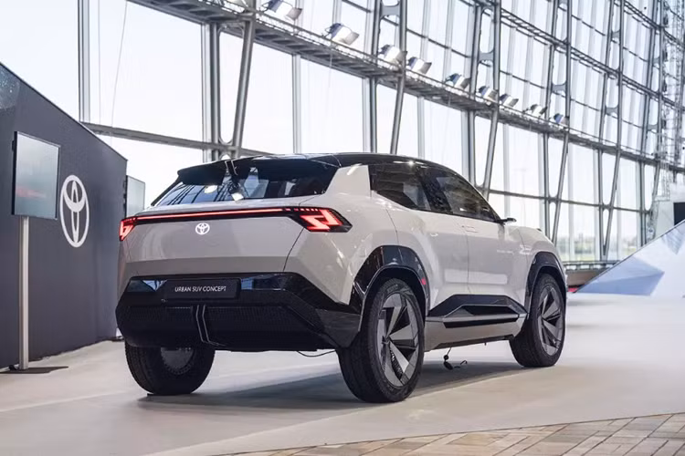 Mẫu SUV này cũng được trang bị phần mũi xe lấy cảm hứng từ cá mập đầu búa với dải đèn LED định vị ban ngày nằm vắt ngang. Bên cạnh đó là cụm đèn pha hình chữ "C" đặc trưng và lưới tản nhiệt đóng kín. Ngoài ra, xe còn có thêm dải đèn nằm dọc ở hai góc cản trước.
