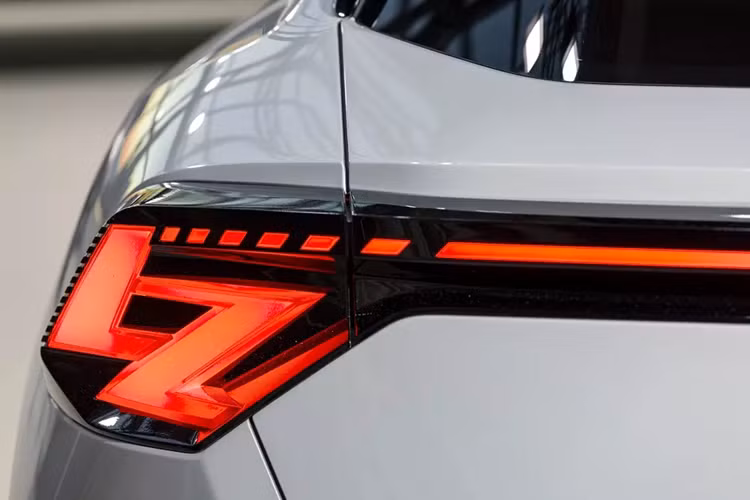 Ở khu vực sườn xe, Toyota Urban SUV Concept sở hữu những đường dập gân và cắt xẻ mạnh mẽ, hốc bánh góc cạnh, vành la-zăng khí động lực học cũng như tay nắm cửa ẩn. Không có gì ngạc nhiên khi mẫu xe concept này được trang bị camera kỹ thuật số thay cho gương chiếu hậu truyền thống.