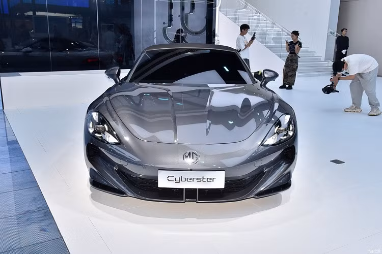 So với phiên bản concept, MG Cyberster chỉ thay đổi nhẹ trong thiết kế ngoại thất cho phù hợp với xe thương mại. Điểm nhấn ở ngoại thất của mẫu xe này chính là cửa cắt kéo theo phong cách của siêu xe Lamborghini. Tay nắm cửa truyền thống được thay thế bằng nút cảm ứng. Trên cửa còn có cảm biến để phát hiện vật cản phía trên và hai bên sườn để ngăn va chạm khi mở cửa.