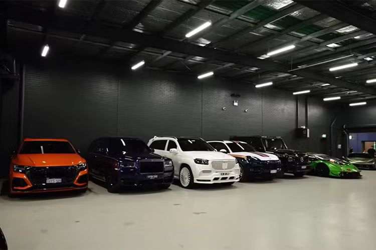 Laurence Escalante cũng có một cặp siêu xe McLaren Elva, trong đó xe thuộc bản kính chắn gió có ngoại thất hoàn toàn bằng sợi carbon trần, xe 4 không, bỏ kính chắn gió được sơn màu cam.