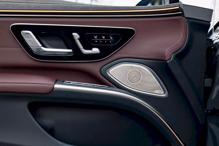 Riêng bản EQS 580 4MATIC đi kèm với chìa khóa được hoàn thiện bằng màu vàng hồng Rose Gold và đen bóng Gloss Black. Mercedes-EQS Manufaktur Signature Edition sẽ sớm có mặt tại các đại lý ở Mỹ trong thời gian tới, nhưng số lượng sẽ không nhiều.