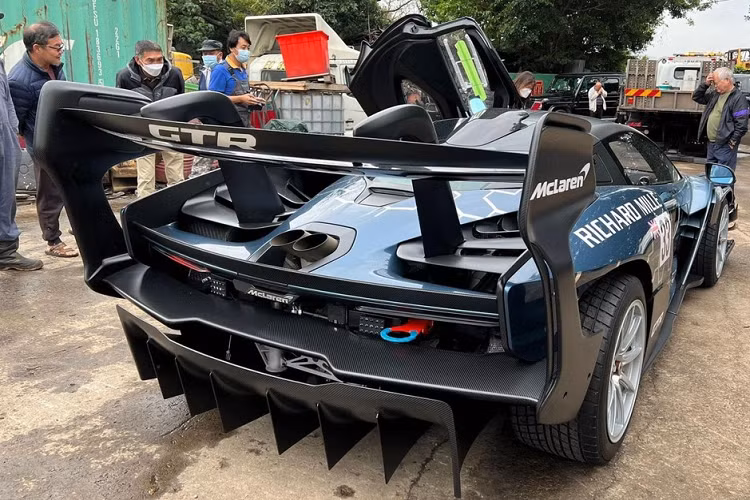 Ngoài ra, đại gia Jacky còn mua lại rất nhiều siêu xe hot chẳng hạn như 1 cặp Lamborghini Aventador SVJ bản giới hạn 900 chiếc, McLaren 765LT chỉ có 765 xe trên toàn cầu hay các mẫu xe khác như Aston Martin DB11 V8, Rolls-Royce Ghost và Rolls-Royce Cullinan.