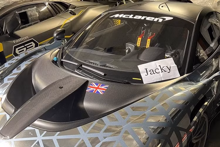 Vào tháng 2 đầu năm nay, hình ảnh về một chiếc siêu xe đua đường phố McLaren Senna GTR đặc biệt xuất hiện tại 1 kho cảng ở Hồng Kông đã thu hút sự quan tâm của giới mê xe Việt Nam. Lý do là người đăng những bức ảnh này là 1 tay bán siêu xe mới nổi ở trong nước. Trước đó 1 năm, 1 công ty nhập khẩu tư nhân đã khui công 2 chiếc McLaren Senna, 1 xe trong đó thuộc bản đua GTR.