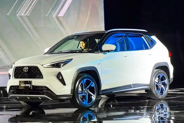 Cuối cùng là hệ thống treo độc lập MacPherson phía trước và hệ thống treo bán độc lập dầm xoắn phía sau, tương tự các mẫu xe dùng cơ sở gầm bệ DNGA khác.