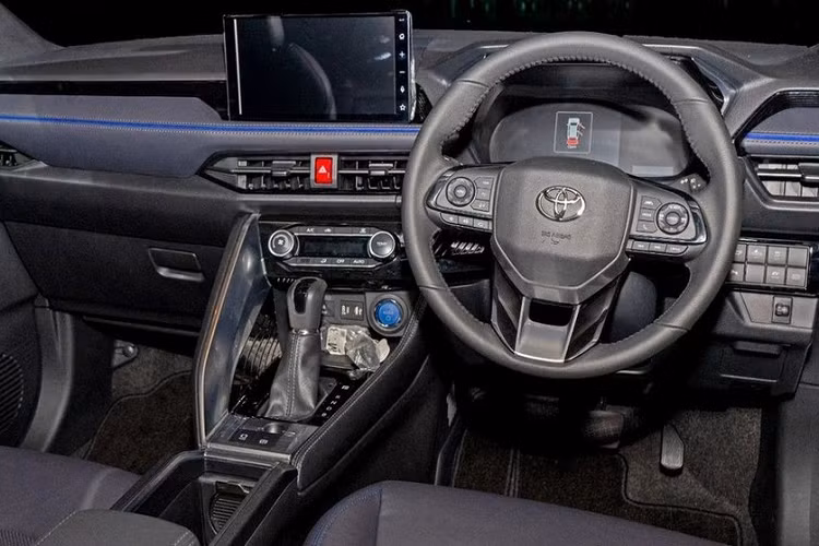 Bên trong mẫu SUV cỡ B này là không gian nội thất 5 chỗ ngồi với vô lăng 3 chấu giống hệt Toyota Veloz Cross và màn hình cảm ứng trung tâm đặt nổi trên mặt táp-lô. Xe có những trang bị đáng chú ý như bảng đồng hồ kỹ thuật số 7 inch, màn hình cảm ứng trung tâm 10,1 inch, kết nối không dây với điện thoại thông minh, sạc điện thoại không dây, cửa sổ trời toàn cảnh Panorama và hệ thống đèn viền nội thất.