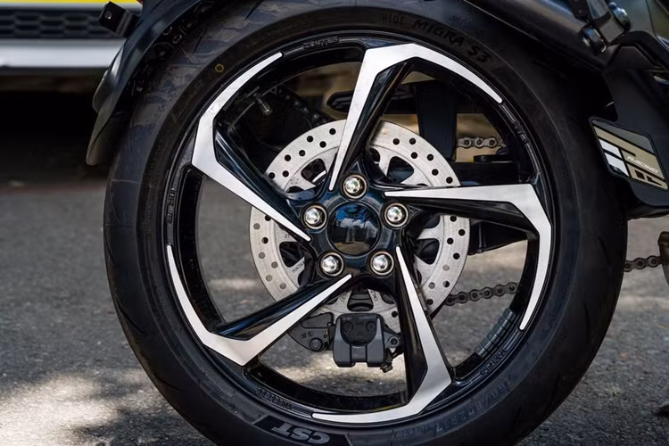 Về kích thước, xe môtô Zontes 350R1 cỡ nhỏ sở hữu chiều dài, rộng, cao lần lượt là 2.030 mm, 795 mm, 1.120 mm. Xe được thiết kế yên phân tầng, cao 795 mm.