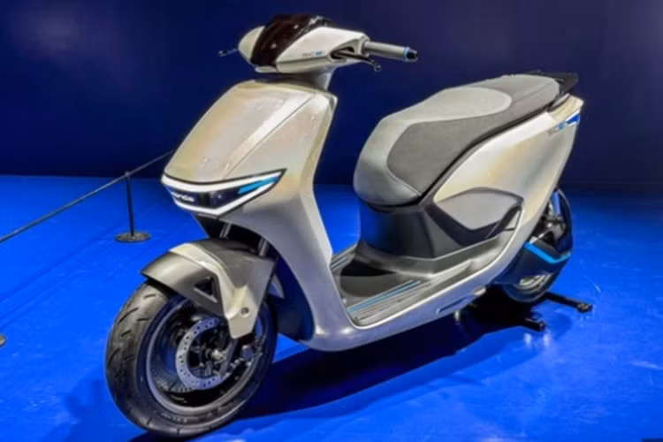 Về thiết kế, chiếc Honda SCe điện ý tưởng này sở hữu ngoại hình của một chiếc scooter (xe tay ga), với phần yếm trước khá lớn. Chi tiết này khiến nhiều người liên tưởng tới mẫu Honda LEAD rất hổi tiếng của hãng xe Nhật.
