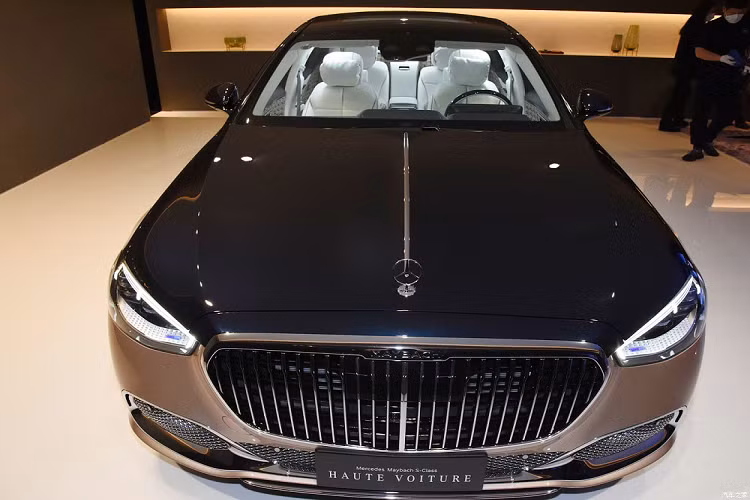 Mẫu sedan xa hoa này là phiên bản thương mại của xe concept mang tên Mercedes-Maybach Haute Voiture 2023 mới ra mắt vào hồi tháng 5/2022. Trong tiếng Pháp, từ "Haute" có nghĩa là "cao cấp" trong khi "Voiture" là "xe". Sở dĩ thương hiệu Đức sử dụng tên gọi này là vì xe lấy cảm hứng thiết kế từ thời trang cao cấp.