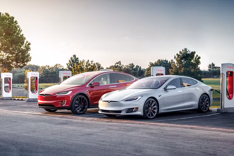 Tại thị trường Mỹ, giá xe Tesla Model S 2023 từ 89.990 USD (tương đương 2,1 tỷ đồng) cho bản tiêu chuẩn và 109.990 USD (khoảng 2,6 tỷ đồng) ở bản Plaid. Trong khi đó, Tesla Model X có giá từ 99.990 USD (tương đương 2,3 tỷ đồng) và 109.990 USD (khoảng 2,6 tỷ đồng) cho phiên bản Plaid.