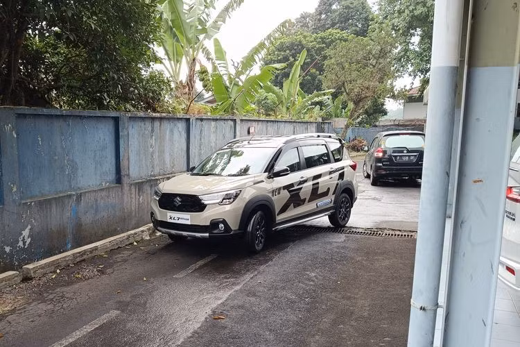 Những hình ảnh lộ diện, có thể thấy mẫu xe MPV Suzuki XL7 Hybrid 2023 không khác biệt nhiều so với phiên bản cũ. Mẫu xe này chỉ thay đổi nhẹ ở một số chi tiết và logo. Qua hình ảnh chụp tại đại lý, có thể thấy XL7 Hybrid 2023 tại thị trường Indonesia được bổ sung lưới tản nhiệt sơn màu đen bóng thay vì mạ crôm như cũ.