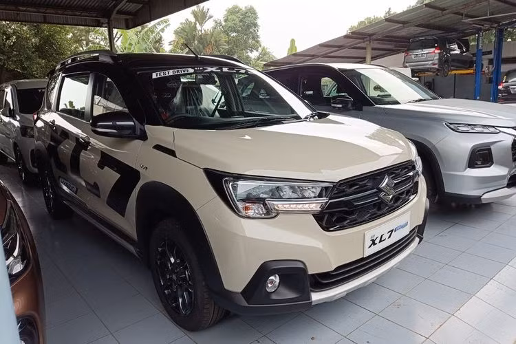 Bên cạnh đó Suzuki XL7 Hybrid 2023 cũng được trang bị cụm đèn pha LED và dải đèn LED định vị ban ngày. Đèn pha của xe sẽ có thêm tính năng tự động bật/tắt với cảm biến ánh sáng và tính năng chờ dẫn đường (Guide Me Home) mới.