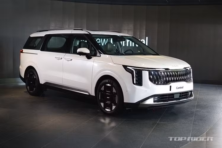 Hôm qua, Kia đã chính thức công bố ra mắt Carnival phiên bản nâng cấp giữa vòng đời. Mức giá xe Kia Carnival 2024 khởi điểm là 34,7 - 96,5 triệu won (tương đương 645 triệu - 1,8 tỷ đồng) và 3 tùy chọn nội thất, gồm bản 4 chỗ, 7 chỗ và 9 chỗ.