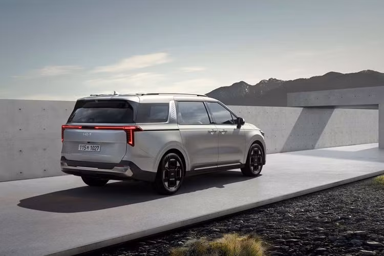 Khách hàng tại thị trường Hàn Quốc có thể bắt đầu đặt hàng Kia Carnival 2024 từ ngày 8/11. Tại Việt Nam, mẫu MPV này đang được phân phối chính hãng bởi Thaco, với 5 phiên bản đi kèm giá bán dao động từ 1,269 - 1,869 tỷ VNĐ.