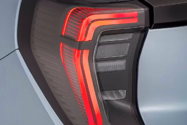 Các tính năng tiện nghi tiêu chuẩn được trang bị trên Ford Explorer EV có: chìa khóa thông minh, điều hòa hai vùng, Android Auto/Apple CarPlay không dây, đèn nền nội thất 10 màu,…