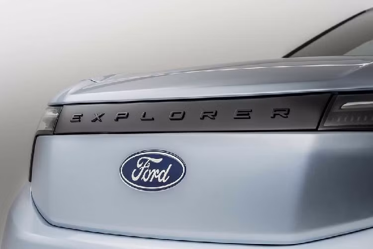 Ford Explorer EV được trang bị bảng kỹ thuật số 5 inch hiển thị dữ liệu lái, dung lượng pin và tình trạng các tính năng hỗ trợ tự động. Ngoài ra, Ford Explorer EV còn có một bàn di chuột haptic tiện dụng ngay dưới màn hình trung tâm để điều khiển các tính năng bao gồm âm lượng hệ thống âm thanh hay các công nghệ hỗ trợ lái.