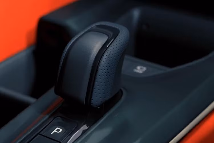 Bên cạnh đó, mẫu xe SUV Toyota Crown Sport 2024 còn có những chi tiết ngoại thất màu đen bóng như viền hốc gió trung tâm, khe gió giả nằm dọc dưới đèn pha, ốp gương chiếu hậu, ốp trên cửa, viền bao quanh kính chắn gió sau, viền đèn hậu và cản sau. Tại thị trường Nhật Bản, mẫu SUV hạng trung này sẽ dùng vành có đường kính 21 inch.