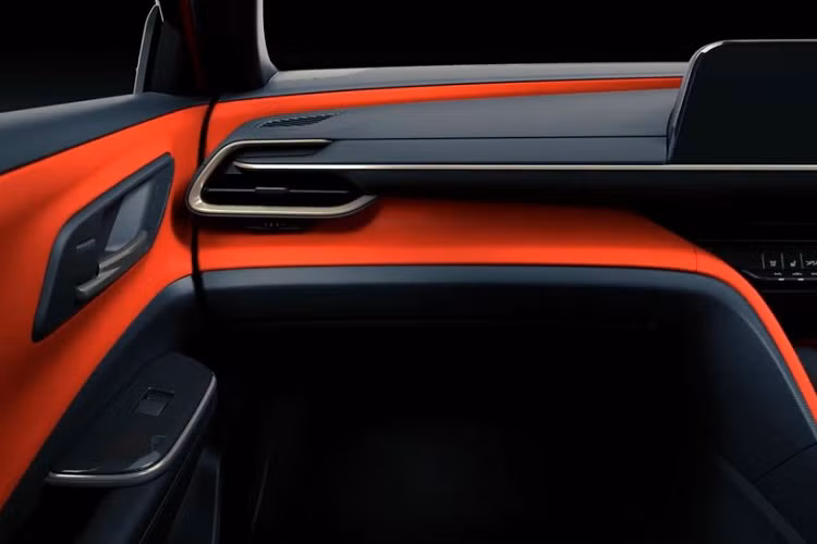 Bên trong mẫu SUV hạng trung này là nội thất 2 hàng ghế với 5 chỗ ngồi. Xe cũng có bảng đồng hồ kỹ thuật số và màn hình cảm ứng trung tâm nối liền nhau, cùng có kích thước 12,3 inch.
