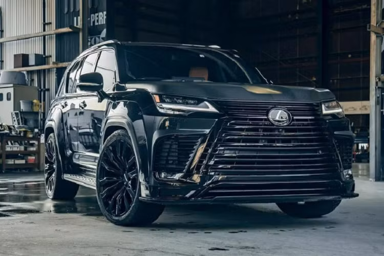  Lexus LX600 hoàn toàn mới là phiên bản SUV hạng sang của Land Cruiser ra mắt toàn cầu vào tháng 10/2021. LX600 phiên bản độ gây ấn tượng với màu đen bóng khỏe khoắn, thời thượng.