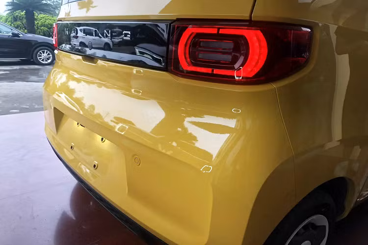 Theo thông số phiên bản đang bán tại các thị trường khác, mẫu xe điện cỡ nhỏ Wuling HongGuang MiniEV có kích thước dài x rộng x cao lần lượt 2.920 x 1.493 x 1.621 (mm), trục cơ sở 1.940mm, xe có 4 chỗ ngồi và khoang để hành lý 741 lít khi gập hàng ghế sau.