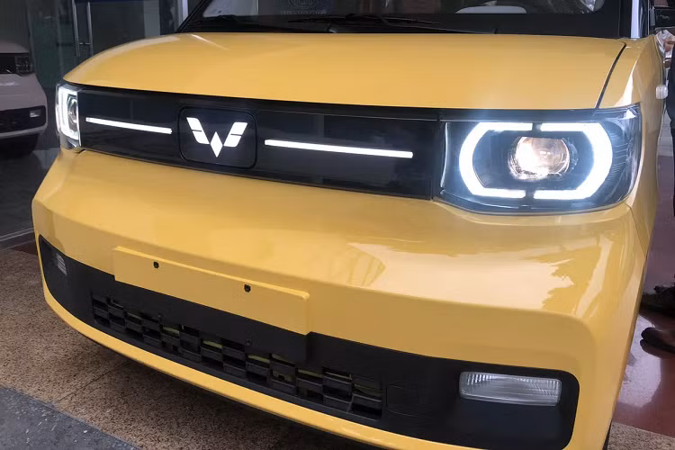Xe thiết kế 2 cửa, có kích thước nhỏ gọn, trang bị đèn LED định vị ban ngày. Đuôi xe trang bị hệ thống đèn LED bắt mắt, có đèn soi biển số. Khoang nội thất cũng gây bất ngờ về độ rộng rãi của hàng ghế sau. 