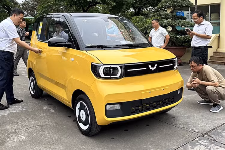 Những hình ảnh về mẫu xe Wuling Hongguang MiniEV lắp ráp Việt Nam xuất hiện tại nhà máy sản xuất ôtô của TMT Motors ở Hưng Yên. Trong lần đầu lộ diện hình ảnh thực tế tại Việt Nam, không phải một mà là hai chiếc xe Wuling HongGuang MiniEV được chụp đang đậu bên phía ngoài và trong nhà máy của TMT Motors.