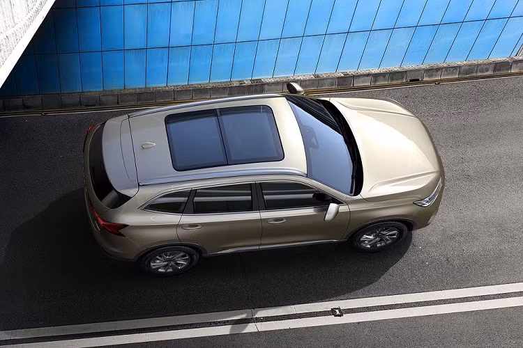 Đằng sau xe, mẫu SUV cỡ C này được trang bị đèn hậu nhỏ gọn, nối với nhau bằng ốp màu đen ở giữa. Bên cạnh đó là dải đèn nằm dọc ở hai góc đuôi xe, ốp nhựa màu đen trên cản sau và 2 đầu ống xả giả hình chữ nhật. Theo thông tin đăng trên trang web của Bộ Công nghiệp và Công nghệ Thông tin Trung Quốc, Haval H6 2024 sẽ sở hữu kích thước dài x rộng x cao lần lượt là 4.711 x 1.940 x 1.730 mm và chiều dài cơ sở 2.738 mm. So với xe sắp bán ở Việt Nam, Haval H6 2024 dài hơn 58 mm, rộng hơn 54 mm trong khi chiều cao và chiều dài cơ sở giữ nguyên