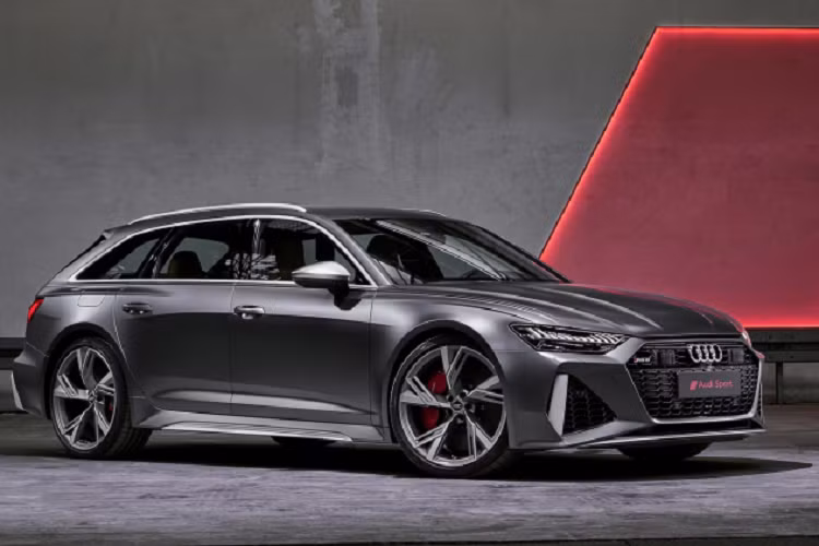 Tại Việt Nam, Audi hiện tại cũng đang phân phối 2 mẫu xe thuần điện là e-tron và e-tron GT. Giá bán tương ứng của 2 mẫu xe điện này là 2,97 tỷ đồng và từ 5,2 tỷ đồng. Tại Việt Nam, Audi e-tron là đối thủ cạnh tranh của VinFast VF8 trong phân khúc SUV hạng D thuần điện nhưng có giá cao hơn gấp 3 lần. Xe có thể di chuyển tới 417 km sau mỗi lần sạc.
