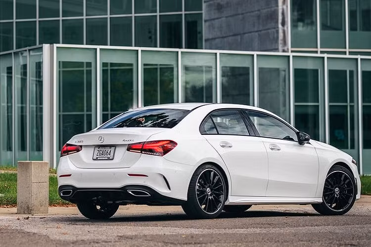 Năm 2022, Giám đốc điều hành Kaellenius đã thông báo rằng Mercedes-Benz sẽ điều chỉnh danh mục sản phẩm của mình, tập trung nhiều hơn vào các mẫu xe hạng sang cao cấp nhất như S-Class và G-Class. Trong khi những mẫu xe hạng sang cấp thấp như Mercedes-Benz A-Class sẽ giảm nguồn lực đầu tư, mặc dù doanh số của mẫu xe này nhiều hơn.