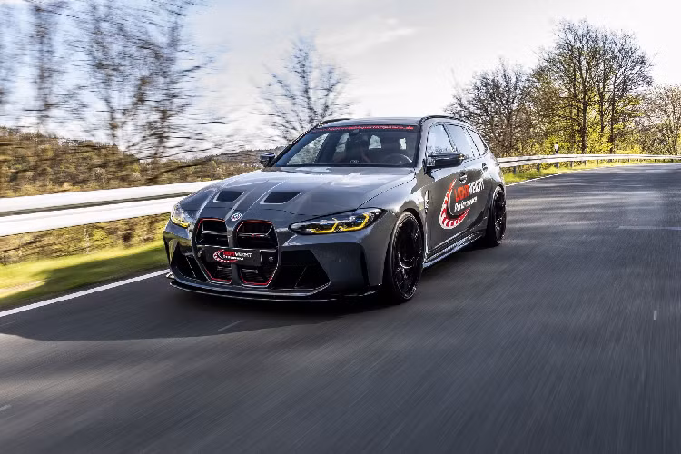 BMW M3 Touring CSL bản độ Wagon không chỉ mang tính thẩm mỹ hơn mà còn đem lại sự thú vị khi cầm lái. Tất nhiên đây không phải là CSL chính thức, nhưng nội thất và hệ thống treo đã được nâng cấp mang tới cảm xúc gần giống với CSL. Đồng thời hiệu suất của M3 Touring "CSL" tối ưu hơn.