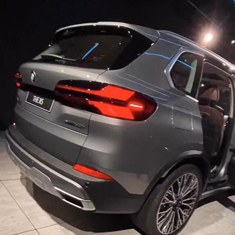 Qua đó, có thể thấy mẫu xe SUV BMW X5 2024 được thay đổi nhẹ trong thiết kế ngoại thất. Trên đầu xe, mẫu SUV hạng sang này được bổ sung cản trước mới với thiết kế vuông vức hơn. Ngay cả cụm đèn pha của xe cũng được nâng cấp tiết kế, đi kèm dải đèn LED định vị ban ngày mới.