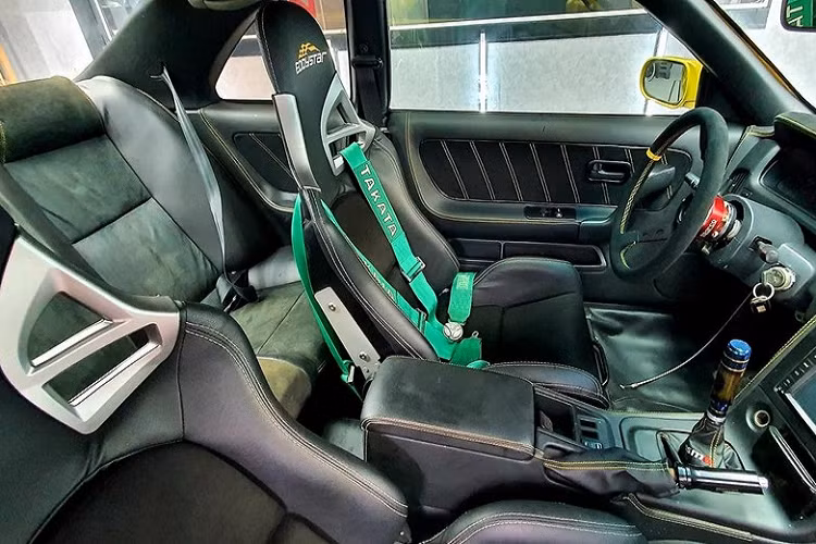 Theo thông tin chúng tôi tìm hiểu có được, chiếc xe thể thao Nissan Skyline R33 này chỉ thuộc phiên bản GTS-t gần thấp nhất trong dòng xe này. Vì thế, xe chỉ được trang bị động cơ 6 xi-lanh thẳng hàng, dung tích 2.0 lít, tăng áp, mang mã RB20DET, sản sinh ra công suất tối đa 212 mã lực và mô-men xoắn cực đại 264 Nm.