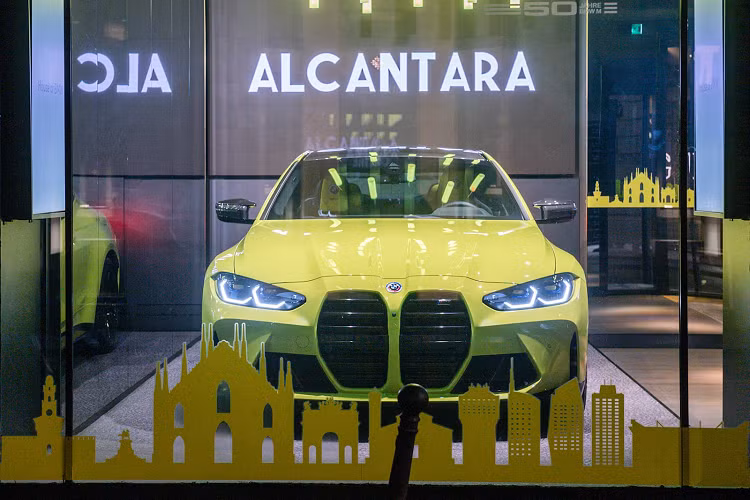 Vào năm 2020, Alcantara đã tạo ra một chiếc BMW i8 độc nhất vô nhị với màu sắc tương tự. Dự án đó là để kỷ niệm con đường của BMW hướng tới điện khí hóa và thực tế là Alcantara là vật liệu trung hòa carbon với công ty đã trung hòa carbon vào năm 2009.