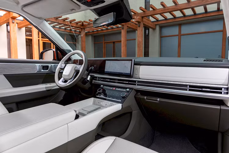 Hyundai thiết kế riêng cho xe 5 màu nội thất bao gồm Obsidian Black, Supersonic Gray, Pecan Brown, Forest Green và Black Ink. Các tính năng tiện lợi hữu ích khác như Khay khử trùng UV-C, hệ thống sạc không dây kép tốc độ cao, cổng sạc USB-C, chìa khóa kỹ thuật số Digital Key 2 để truy cập/khởi động phương tiện và điều khiển từ xe xa thông qua điện thoại thông minh của khách hàng.