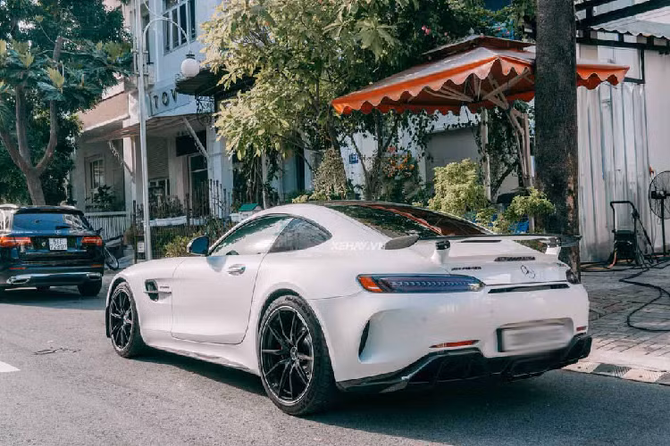 Chưa hết, Mercedes-AMG GT R còn được trang bị bậc cửa được ốp carbon cùng dòng chữ AMG phát sáng, xe có ghế ngồi bọc da Alcantara với các đường chỉ may tương phản và sọc màu trắng, dây đai an toàn cũng được nhuộm đỏ.