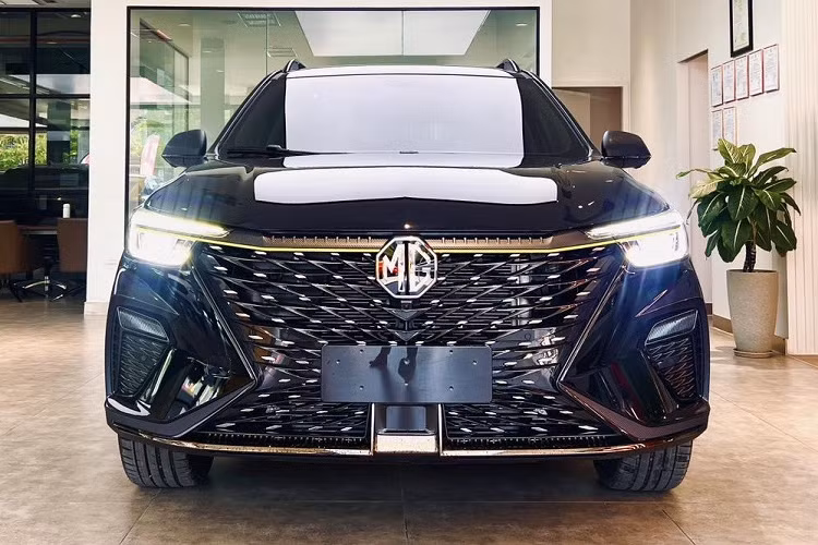 Như thông tin đã đưa, MG RX5 là mẫu xe thuộc phân khúc SUV cỡ C, cạnh tranh với những đối thủ như Mazda CX-5, Honda CR-V và Beijing X7. Mẫu xe này có kích thước dài x rộng x cao lần lượt là 4.571 x 1.855 x 1.719 mm, chiều dài cơ sở 2.708 mm và chiều cao gầm 145 mm.