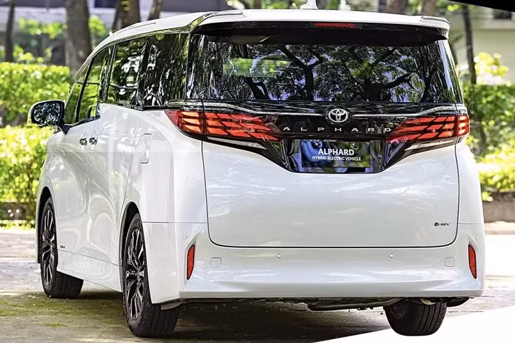 Hệ thống tự động giảm tốc khi ôm cua, cảnh báo lệch làn đường, hỗ trợ giữ làn đường, hỗ trợ đánh lái để giữ xe trong làn đường và đèn pha thích ứng tự động. Tại Việt Nam, Toyota Alphard tuy sở hữu doanh số không cao nhưng vẫn có lượng khách hàng khá ổn định. Trong 9 tháng đầu năm nay, mẫu xe này đã đạt doanh số cộng dồn 73 xe.