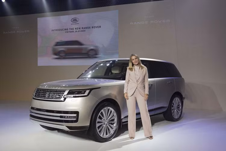 Còn tại Việt Nam, Land Rover Range Rover mới được nhà phân phối chính hãng niêm yết mức giá khởi điểm từ 11,2 23,9 tỷ đồng; đi kèm những tinh hoa xa xỉ và trang bị hiện đại - tiện nghi bậc nhất của thương hiệu chế tạo ôtô Anh Quốc.