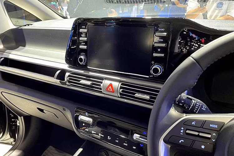 Trên Hyundai Stargazer 2023 - đáng chú ý nhất là sự xuất hiện của ốp đen bóng bao quanh màn hình cảm ứng trung tâm, tương tự xe ở thị trường Thái Lan. Trước đây, ốp này được sơn màu xám trông rẻ tiền và kém nổi bật hơn. Khu vực chứa các nút chỉnh ở hai bên màn hình được chuyển từ màu đen thông thường sang đen bóng. Ngay cả ốp bao quanh các nút chỉnh điều hòa bên dưới cũng được áp dụng thay đổi tương tự.