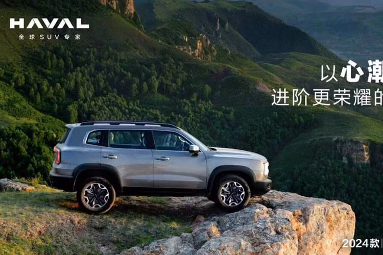 Không có gì bất ngờ khi khu vực bên sườn của Haval Big Dog 2023 gần như không thay đổi, trừ vành la-zăng. Bộ vành mới của xe có thiết kế 5 chấu kép thể thao hơn trước. Trong khi đó, gương chiếu hậu vuông vức, to bản và baga nóc nổi bật vẫn được trang bị cho mẫu xe này như trước.