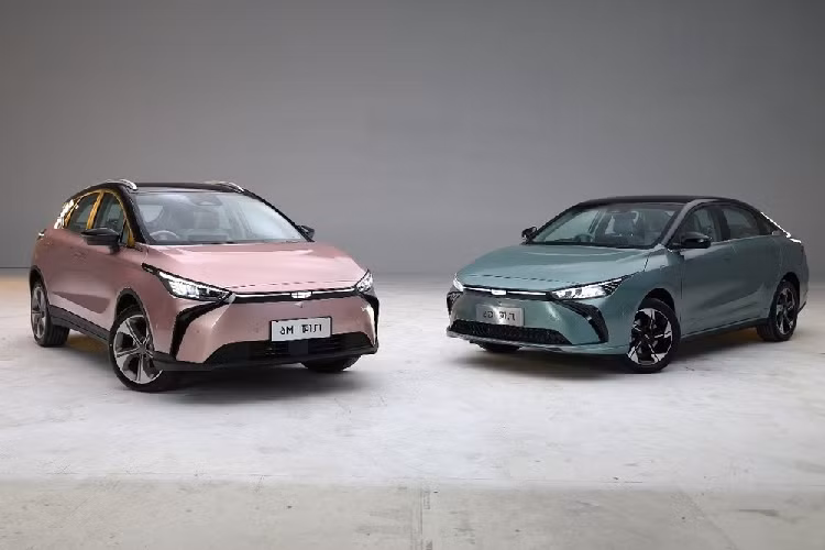 Hiện chưa rõ thời điểm ra mắt cũng như giá xe Geely Geometry G6 và M6 tại Việt Nam. Trong khi đó, tại Trung Quốc, cả Geely Geometry G6 lẫn M6 đều có giá dao động từ 149.800 - 186.800 Nhân dân tệ (khoảng 495 - 617 triệu đồng). Trong khi đó, các mẫu xe Lynk &amp; Co dự kiến sẽ bắt đầu được phân phối tại Việt Nam vào tháng 10 năm nay. Theo theo một số nguồn tin, các mẫu xe Lynk &amp; Co dự kiến sẽ được phân phối chính hãng ở Việt Nam gồm có 01, 03, 05 và 09.