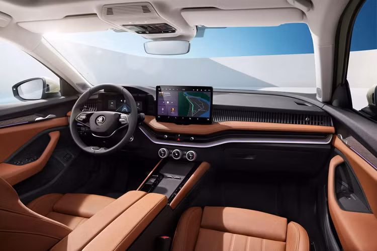 Được biết, Skoda Superb 2024 đã tăng đáng kể về mặt kích thước so với thế hệ cũ. Cụ thể, xe sở hữu chiều dài 4.912 mm ở bản hatchback và 4.902 mm ở bản Combi trong khi chiều dài cơ sở đạt 2.841 mm. Thiết kế mới mượt mà hơn cũng giúp giảm hệ số lực cản không khí của xe xuống còn 0,24 Cd.