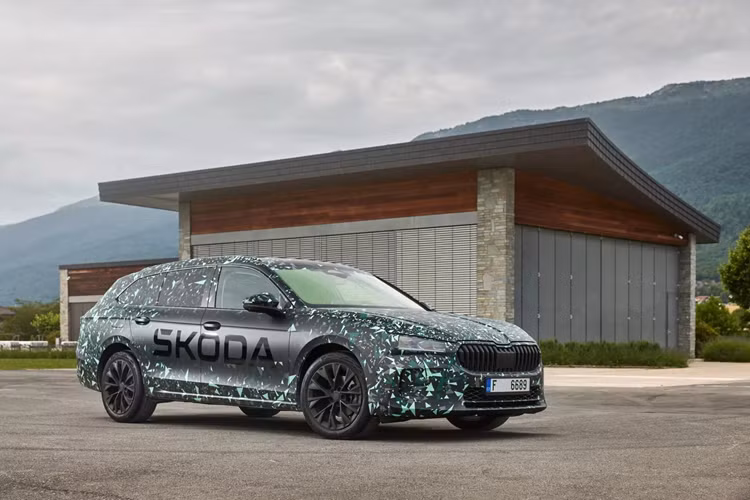 Tuy nhiên, động cơ plug-in hybrid sẽ chỉ dành cho Skoda Superb Combi 2024. Các động cơ này sẽ đồng hành với hộp số tự động ly hợp kép DSG và hệ dẫn động cầu trước hoặc 4 bánh toàn thời gian, tùy phiên bản.Theo kế hoạch, Skoda Superb 2024 sẽ chính thức trình làng ở thị trường châu Âu vào ngày 2/11 tới đây.