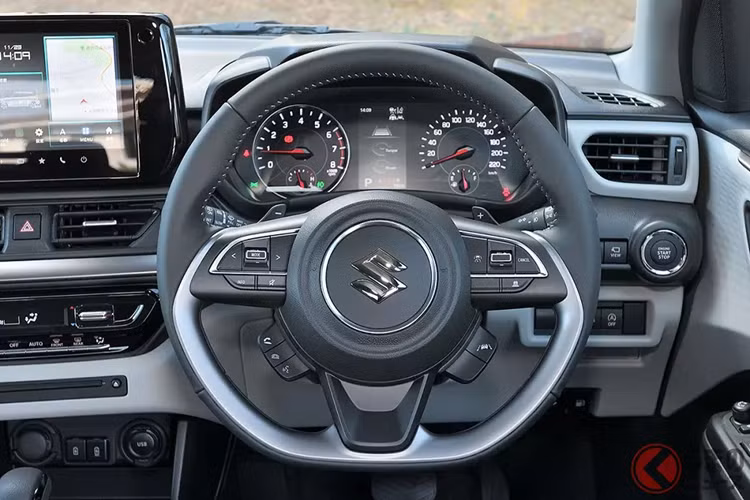Đặc biệt, mẫu xe này đã có thêm gói tính năng an toàn chủ động Suzuki Safety Support với hệ thống kiểm soát hành trình thích ứng, hỗ trợ giữ làn đường, cảnh báo điểm mù, cảnh báo phương tiện cắt ngang khi lùi, kiểm soát chân ga khi tiến/lùi và đèn pha tự động thích ứng.
