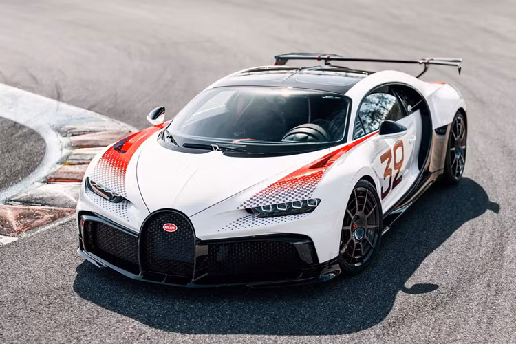 Chương trình cá nhân hóa Bugatti Sur Mesure ra mắt năm 2021 cùng với chiếc Bugatti Chiron Pur Sport Grand Prix đặc biệt màu xanh da trời mang đậm tính hoài cổ, tri ân di sản trong quá khứ.