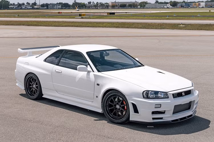 Tổng cộng có 1.855 chiếc Skyline GT-R V-Spec II được sản xuất. Tại Mỹ, những mẫu xe cũ không được chế tạo và cấp phép theo tiêu chuẩn của Mỹ, không được nhập khẩu trong vòng 25 năm kể từ ngày ra mắt.