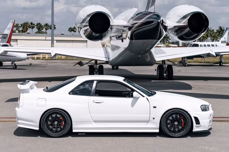 Chiếc Nissan GT-R34 Skyline đặc biệt này là một biến thể V-Spec II và được ra đời vào năm 2000. Không chắc chiếc Nissan Skyline GT-R V-Spec II đã được nhập khẩu vào Hoa Kỳ như thế nào nhưng có thể mẫu xe này thuộc diện trưng bày. Đồng thời Nissan Skyline GT-R thế hệ thứ 5 (GF-BNR34) ra mắt năm 1999 là dòng xe được các fan JDM sưu tập.