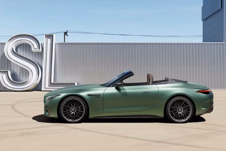 Mercedes-AMG SL63 S E Performance 2024 mui trần thể thao kết hợp động cơ tăng áp kép V8 4.0L và các mô-tơ điện do AMG tùy biến, mang đến công suất tối đa 816 mã lực và mô-men xoắn cực đại 1.420 Nm.